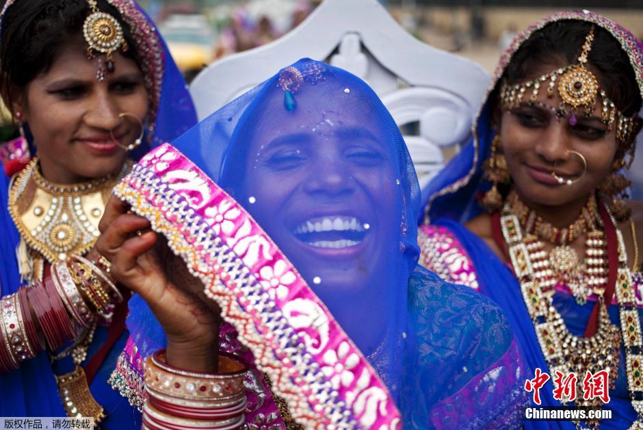 當(dāng)?shù)貢r間2014年6月15日,印度新德里,印度政府為數(shù)百對貧困新人舉辦集體婚禮。