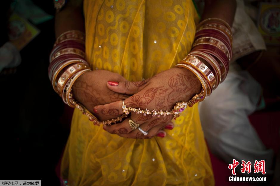 當(dāng)?shù)貢r間2014年6月15日,印度新德里,印度政府為數(shù)百對貧困新人舉辦集體婚禮。