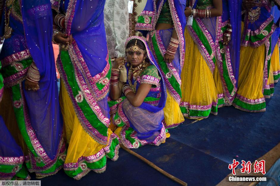 當(dāng)?shù)貢r間2014年6月15日,印度新德里,印度政府為數(shù)百對貧困新人舉辦集體婚禮。