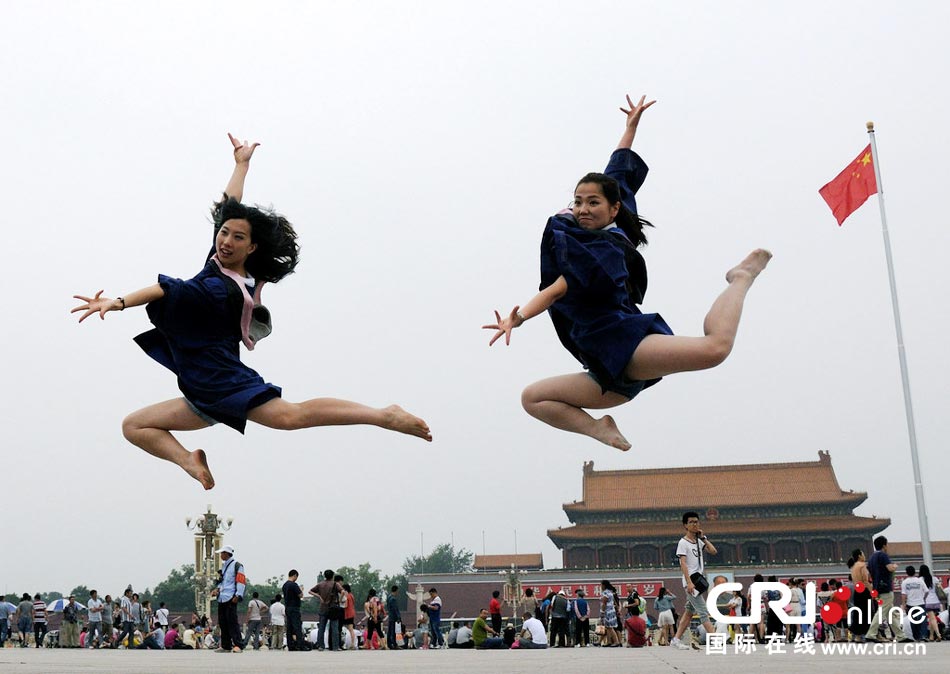 幾名打?qū)W生天安門廣場(chǎng)創(chuàng)意留影。圖片來源：金聞/CFP