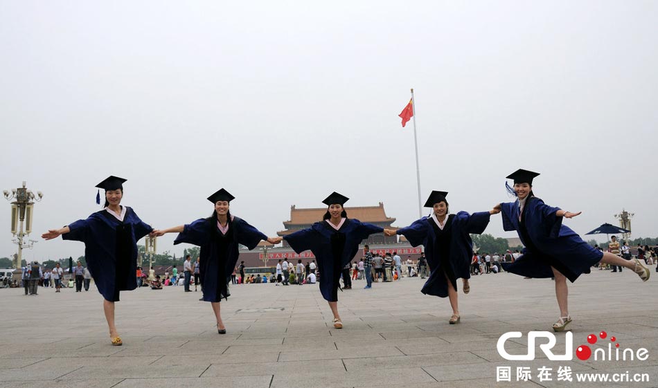 幾名打?qū)W生天安門廣場(chǎng)創(chuàng)意留影。圖片來源：金聞/CFP