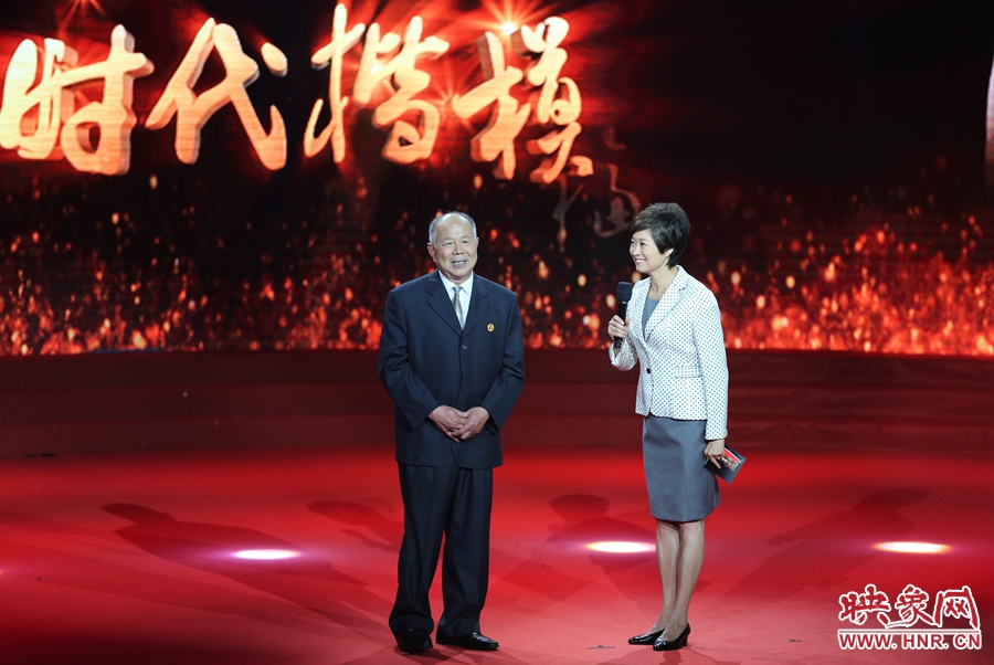 河南鄧州“編外雷鋒團(tuán)”團(tuán)長，在“時(shí)代楷?！卑l(fā)布廳接受敬一丹訪問。