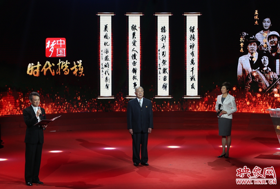 朗誦者現(xiàn)場朗誦贊河南鄧州“編外雷鋒團(tuán)”的楹聯(lián)。