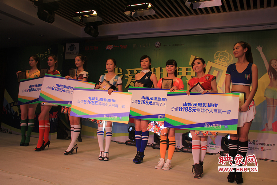 18位足球佳麗通過自我列紹、旗袍走秀、球衣展示三輪比拼，最終8位選手成功勝出。