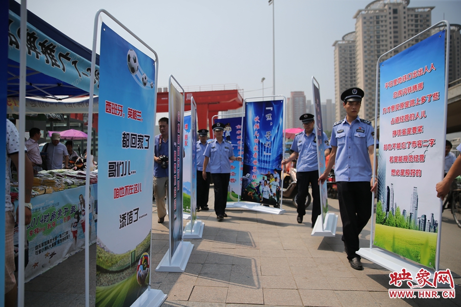 “平日里地鐵口出出入入，總得閃轉(zhuǎn)騰挪......”