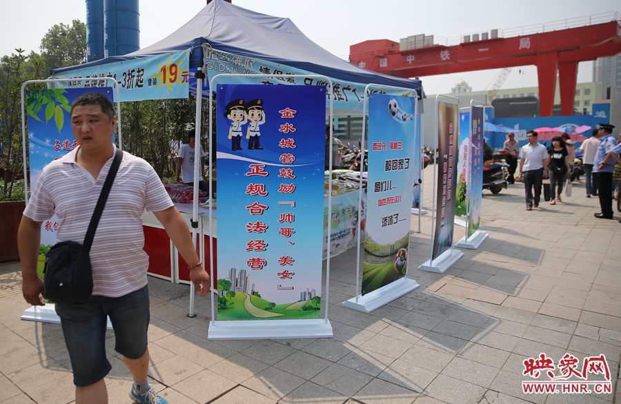 攤位被“圍觀”后，沒有一單生意，過往市民叫好。