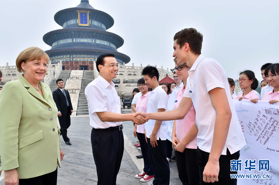 李克強(qiáng)同默克爾與青少年代表親切交流。