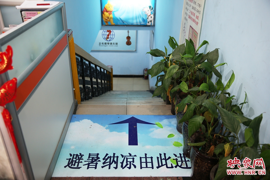 金水區(qū)人防（珠江琴行）納涼點入口處的明顯標識。