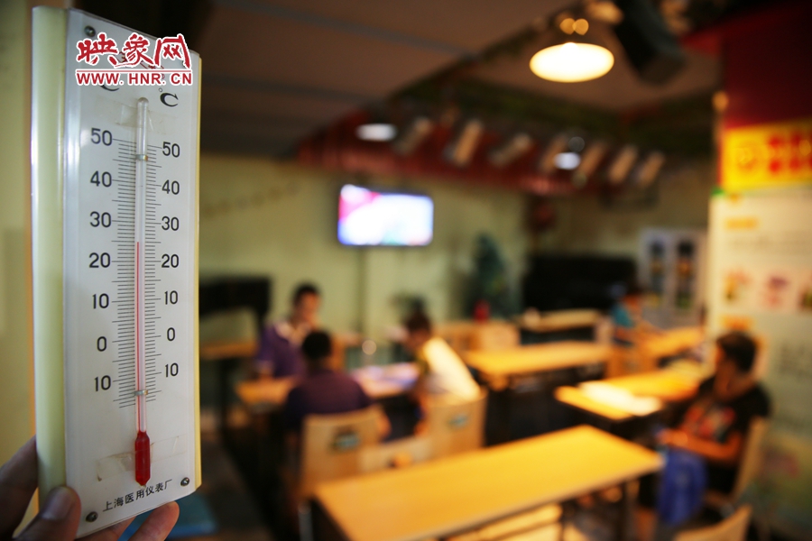 金水區(qū)人防辦（珠江琴行）納涼處，市民在25度的室內玩棋牌。