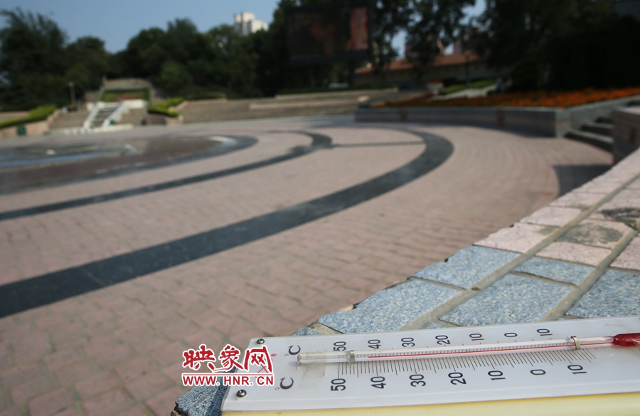 7月8日下午15時46分，紫荊山公園地表溫度為42度（溫度計放置地面測量），比人防納涼處高17度。