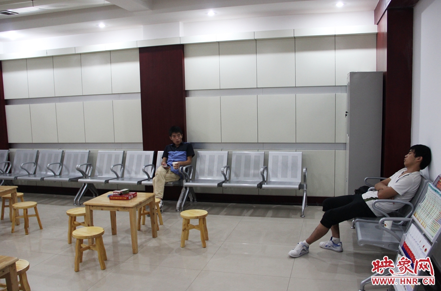 中原區(qū)人防納涼場所（桐柏路與中原路交叉口），市民在22度的室內休息，并配有棋牌和飲用水。