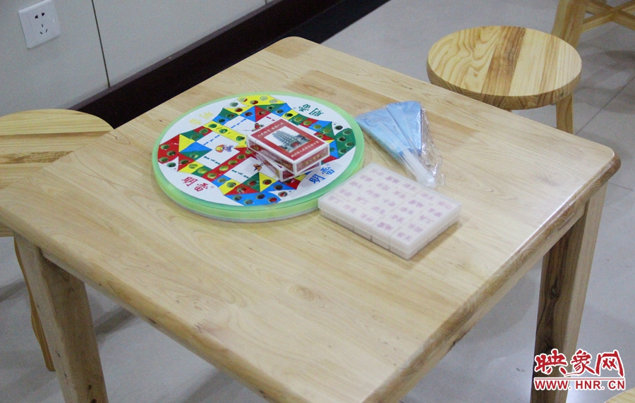 中原區(qū)人防納涼場所（桐柏路與中原路交叉口）內配備的棋牌和扇子。