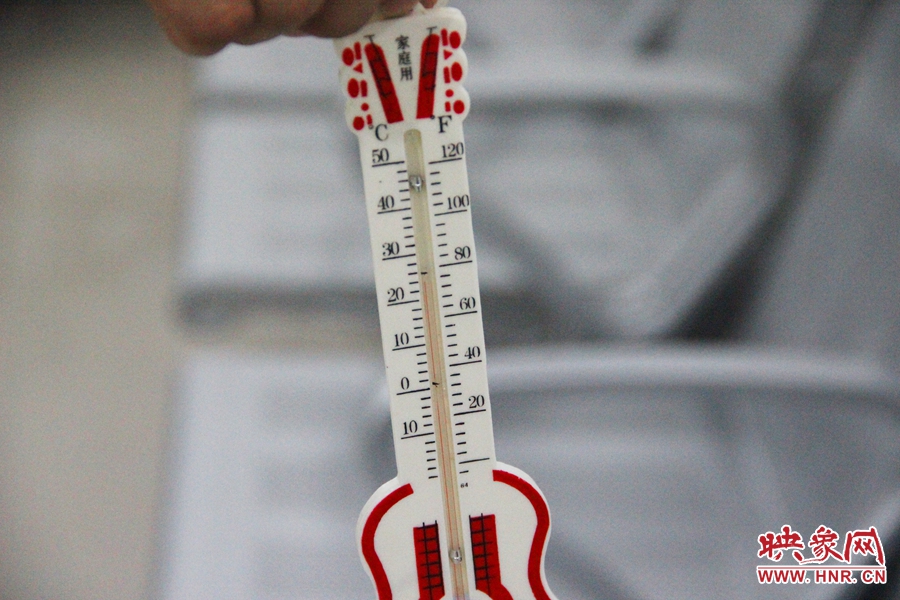 中原區(qū)人防納涼場所（桐柏路與中原路交叉口），室內溫度達24度，相比中原區(qū)室外溫度低14度。