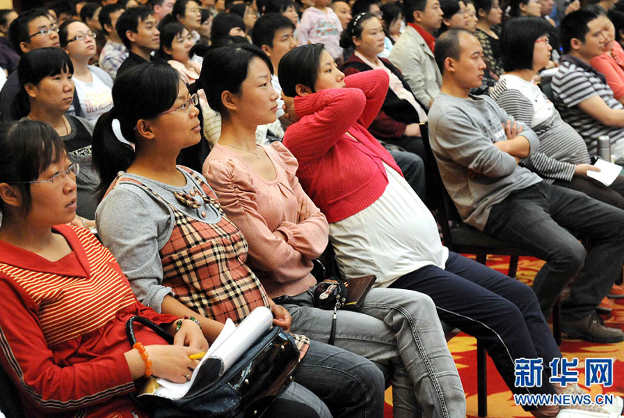 “準媽媽”和“準爸爸”們在鄭州市舉行的一場金色“孕”律音樂會現(xiàn)場欣賞搖籃曲（2011年5月8日攝）。