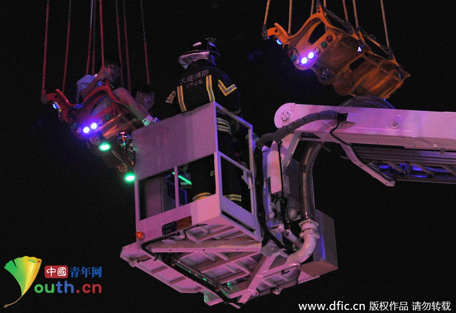 大連高空游樂設(shè)施出故障 游客被困20米高空