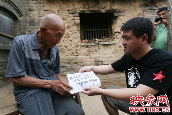 映象網(wǎng)記者親手將網(wǎng)友捐款交到老人手中。