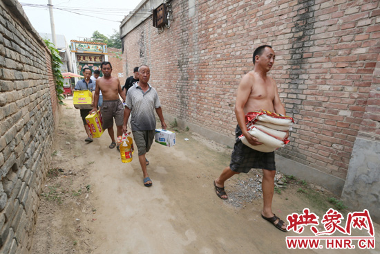 映象網(wǎng)記者為老人帶來大米糧油等生活物資。