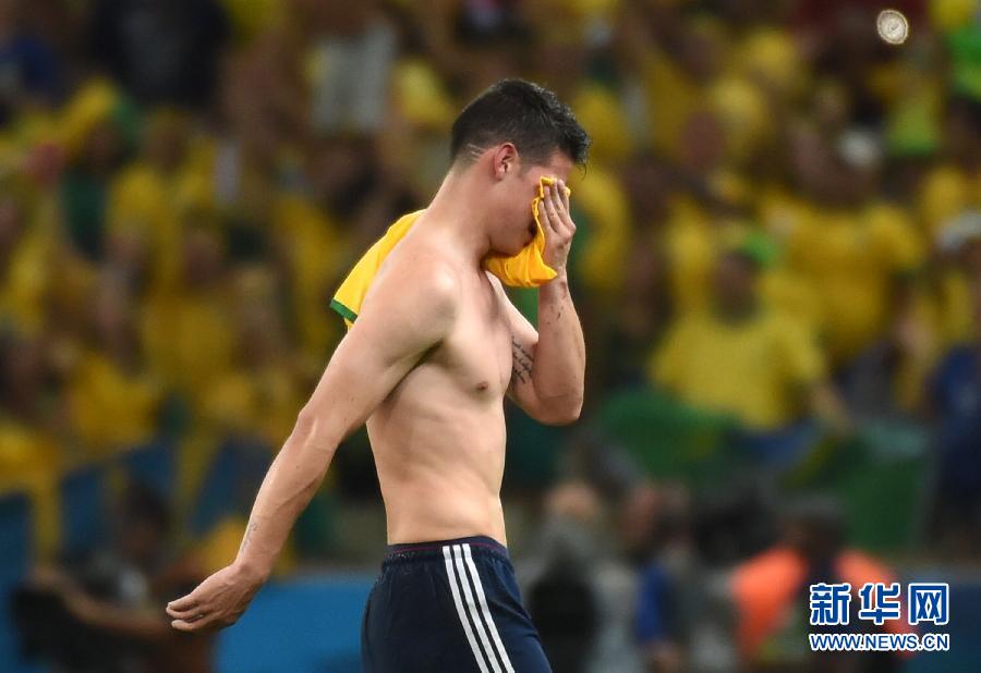 7月4日，哥倫比亞隊(duì)球員羅德里格斯退場時(shí)掩面而泣。