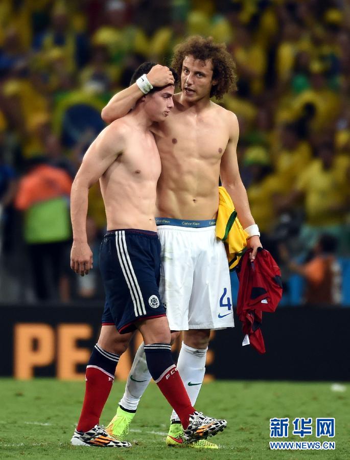 圖為7月4日，巴西隊(duì)球員路易斯（右）賽后安慰哥倫比亞隊(duì)球員羅德里格斯。