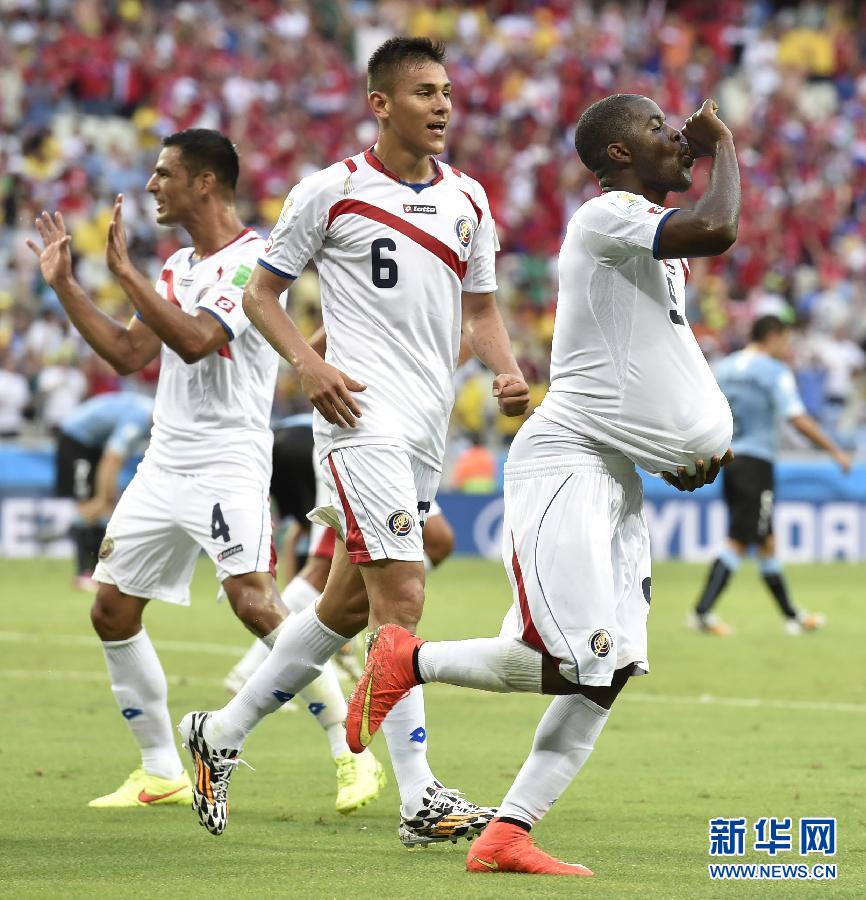 6月14日，哥斯達(dá)黎加隊(duì)球員喬·坎貝爾（右一）進(jìn)球后將足球塞進(jìn)衣服內(nèi)慶祝。