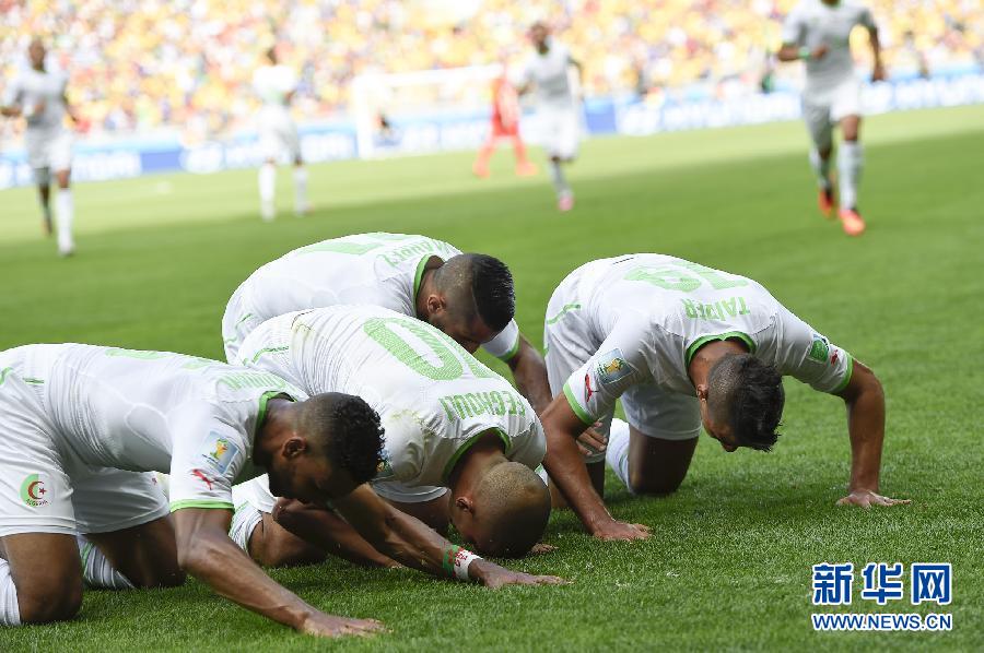 6月17日，阿爾及利亞隊(duì)球員蘇·費(fèi)古利（左二）罰入點(diǎn)球后與隊(duì)友慶祝。