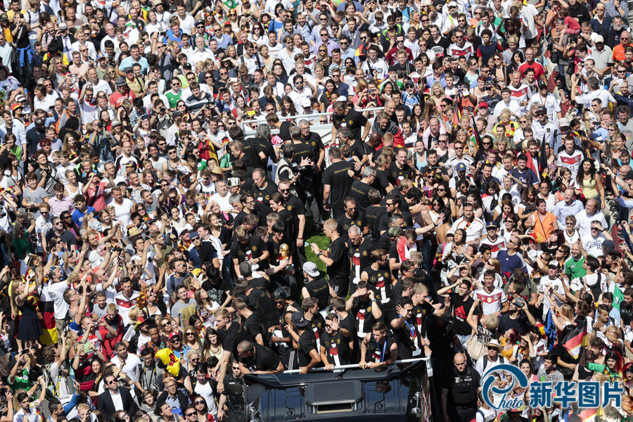 當(dāng)?shù)貢r(shí)間2014年7月15日，德國柏林，德國隊(duì)歸國舉行奪冠巡游。