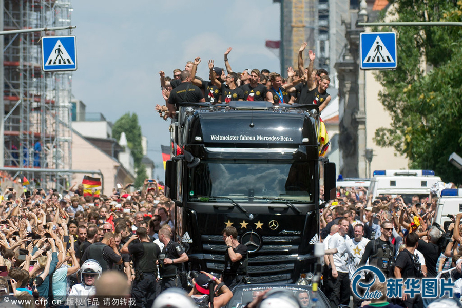 當(dāng)?shù)貢r(shí)間2014年7月15日，德國柏林，德國隊(duì)歸國舉行奪冠巡游。