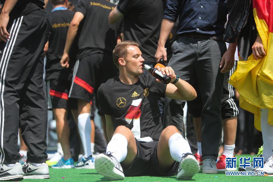 當(dāng)?shù)貢r(shí)間2014年7月15日，德國柏林，德國隊(duì)歸國舉行奪冠巡游