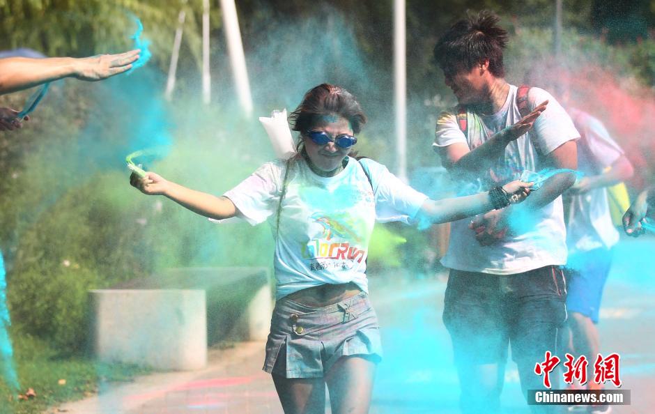 7月19日,參加彩虹跑的年輕人沖向終點(diǎn)后合影。