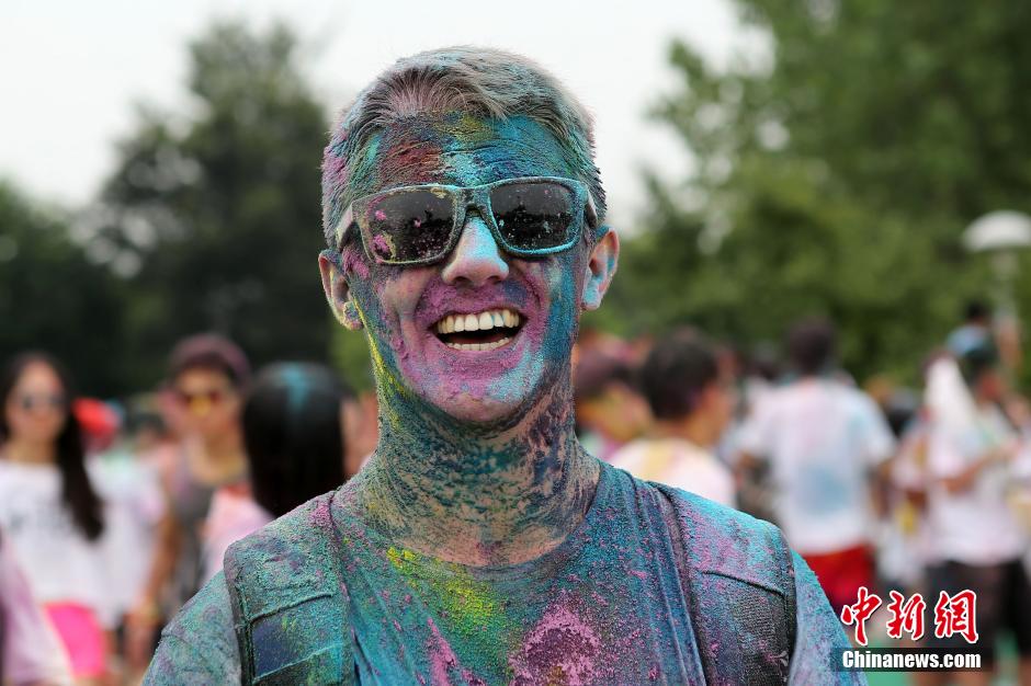 7月19日,參加彩虹跑的年輕人沖向終點(diǎn)后合影。