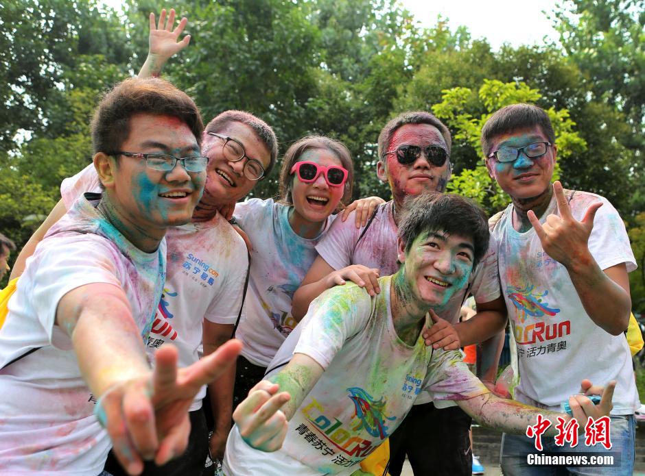 7月19日,參加彩虹跑的年輕人沖向終點(diǎn)后合影。