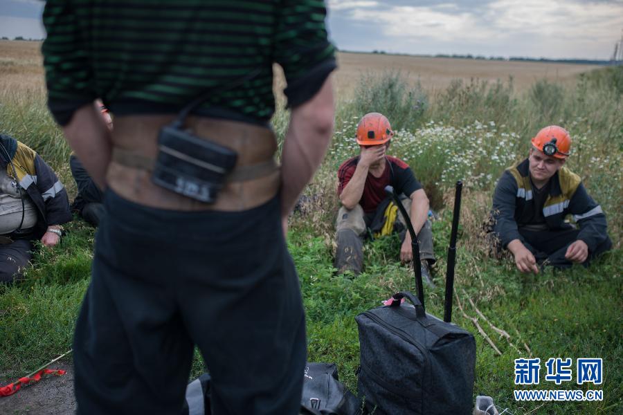 7月19日,在烏克蘭頓涅茨克州馬航MH17航班的墜毀現(xiàn)場(chǎng)附近,幾名礦工志愿者在休息。