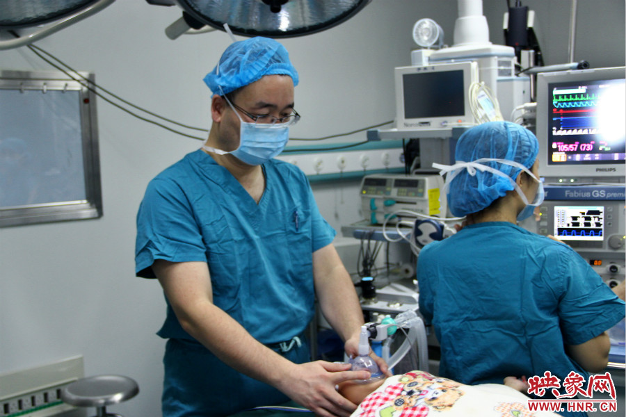 上午8點(diǎn)10分，小龍接受全身麻醉。