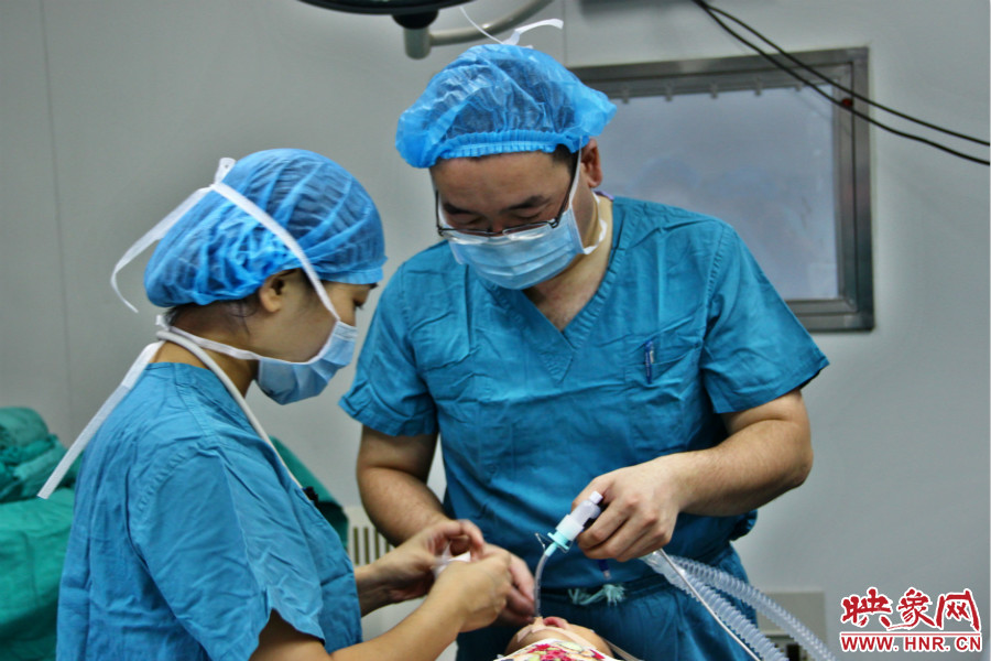 醫(yī)生正在對(duì)小龍進(jìn)行麻醉后的觀察。