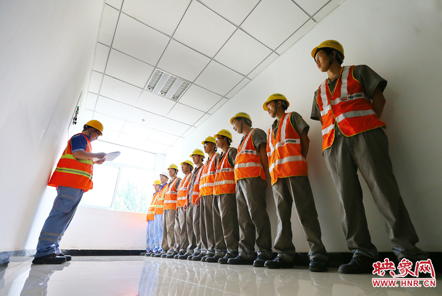 檢修前，班長需要向大家提醒工作要點(diǎn)和安全事項(xiàng)