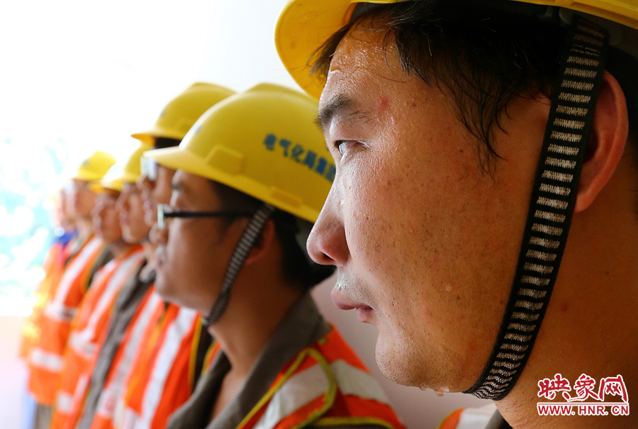 入伏的天氣里，一套工裝穿在身上，即使不動(dòng)也是滿頭大汗