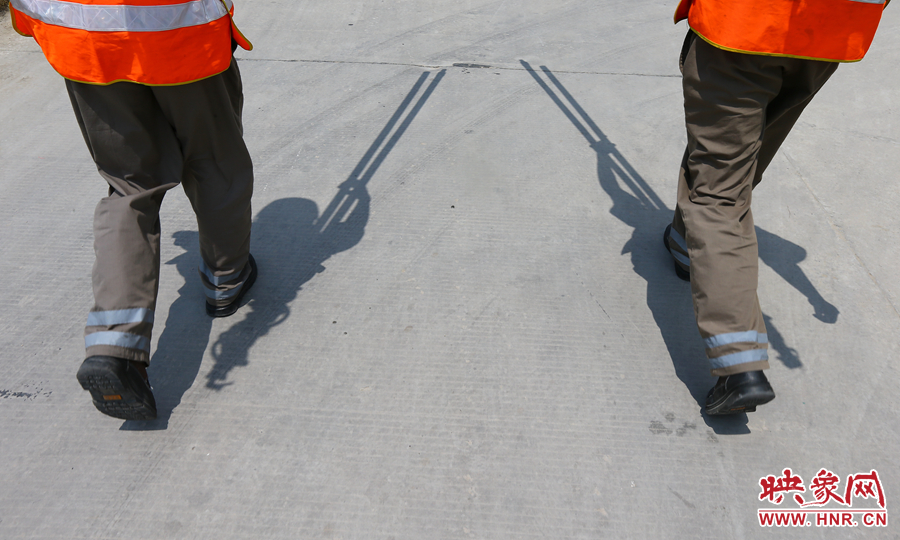 中午時(shí)分，烈日當(dāng)頭，在滾燙的水泥地面上投下了小小的身影