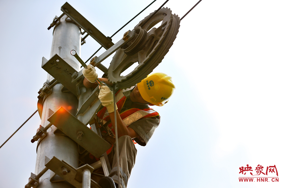 被太陽暴曬后的線桿碰著就能燙紅皮膚，可是檢修員此刻也顧不得許多