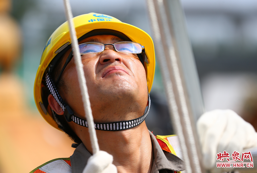 酷暑下，工人師傅的每一個(gè)動(dòng)作都消耗著大量的體力