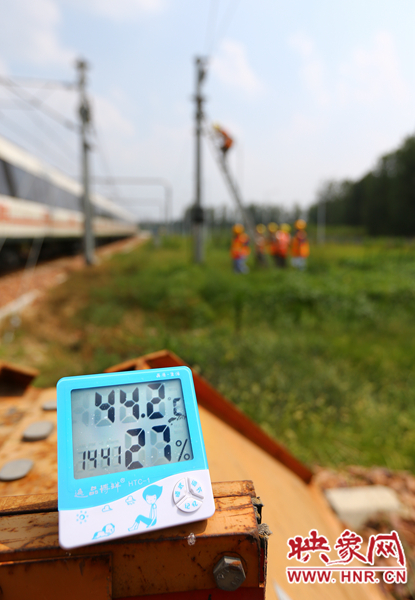 剛開始工作20分鐘，戶外溫度已經(jīng)達(dá)到44.2℃