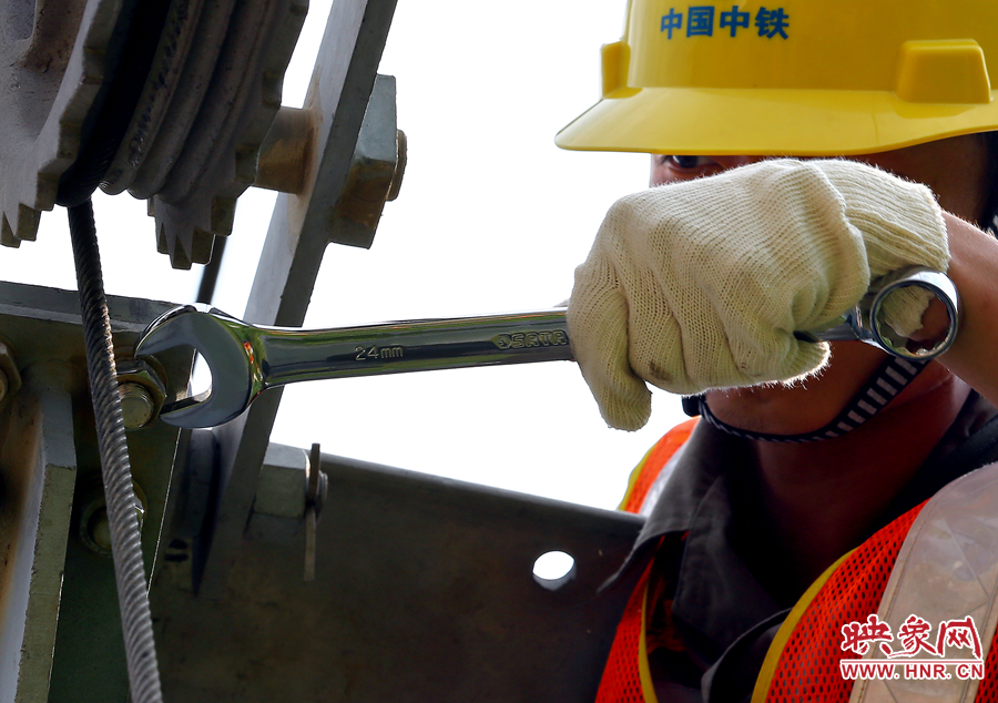 雖然備受高溫的煎熬，但是工作卻是一絲不茍