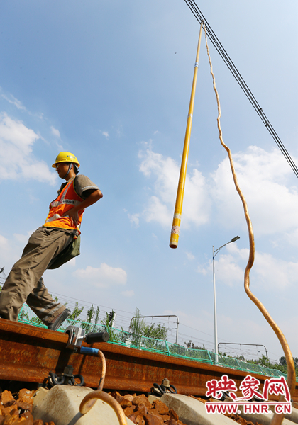 金屬的施工工具，在高溫的暴曬下需要帶上手套才敢觸碰