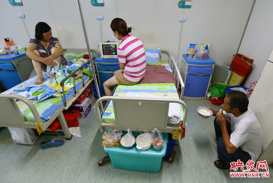 早上八點(diǎn)多，親戚買來(lái)了早餐，可是孩子的奶奶和姑姑卻吃不下去