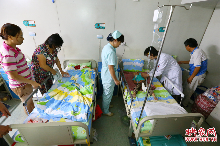 手術(shù)前，畫(huà)面右側(cè)的大龍正在接受醫(yī)生的檢查，左側(cè)的小龍還在熟睡。