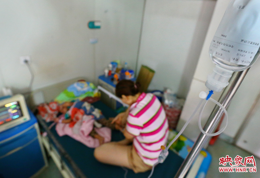 早上7點(diǎn)左右，醫(yī)生為大龍輸液做術(shù)前準(zhǔn)備