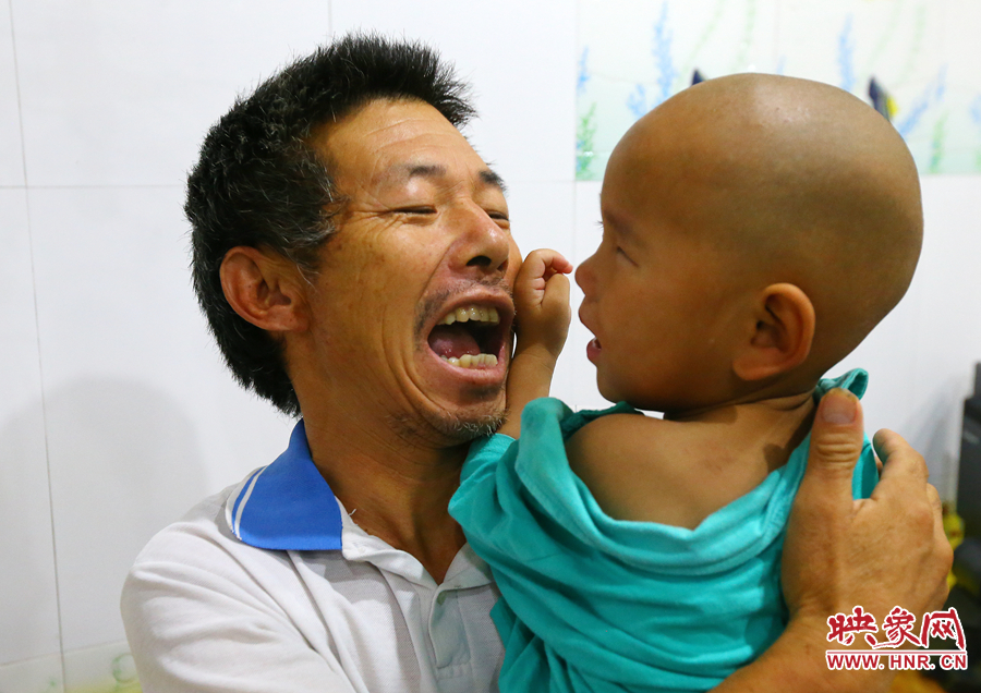 麻醉前，爺爺努力逗著大龍笑，他希望孩子能暫時(shí)忘記傷病帶來(lái)的疼痛