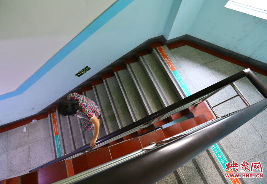 當(dāng)看到孫子進(jìn)入手術(shù)室后，大龍的奶奶含著淚離開(kāi)