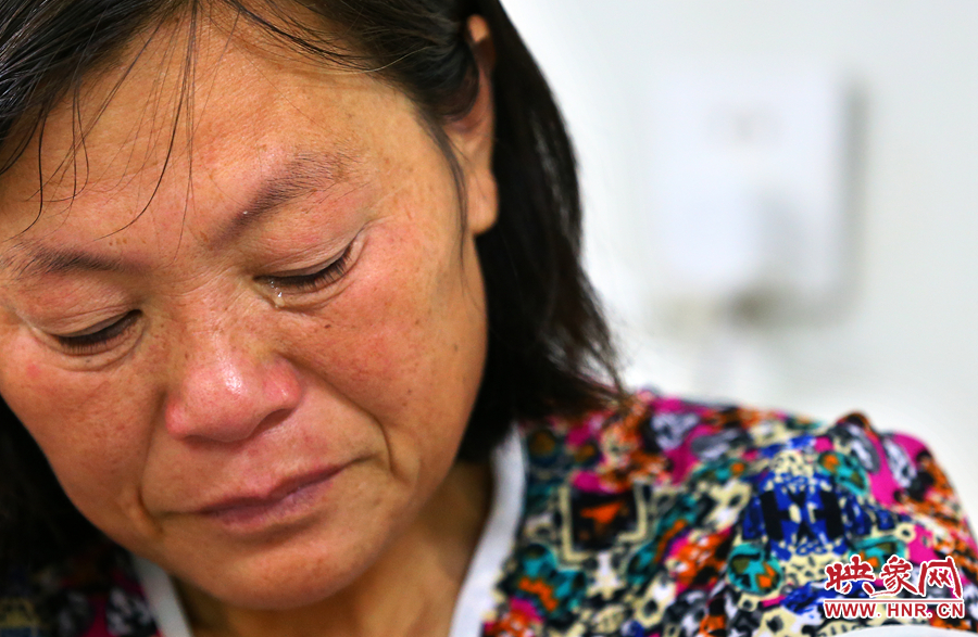 大龍手術(shù)時(shí)，等待結(jié)果的奶奶留下了淚水