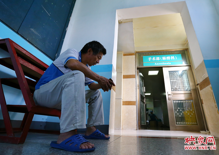 大龍的手術(shù)時(shí)，爺爺一直在門口焦急的等待