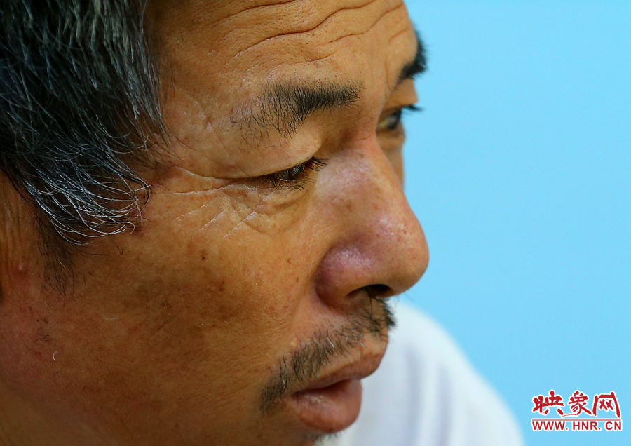 大龍爺爺兩鬢的白發(fā)這兩天好像又多了些，在手術(shù)室外的等待，更是對(duì)他內(nèi)心的煎熬。